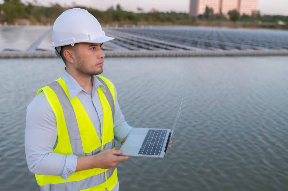 Engenheiro trabalhando com energia renovável através da telemetria da água